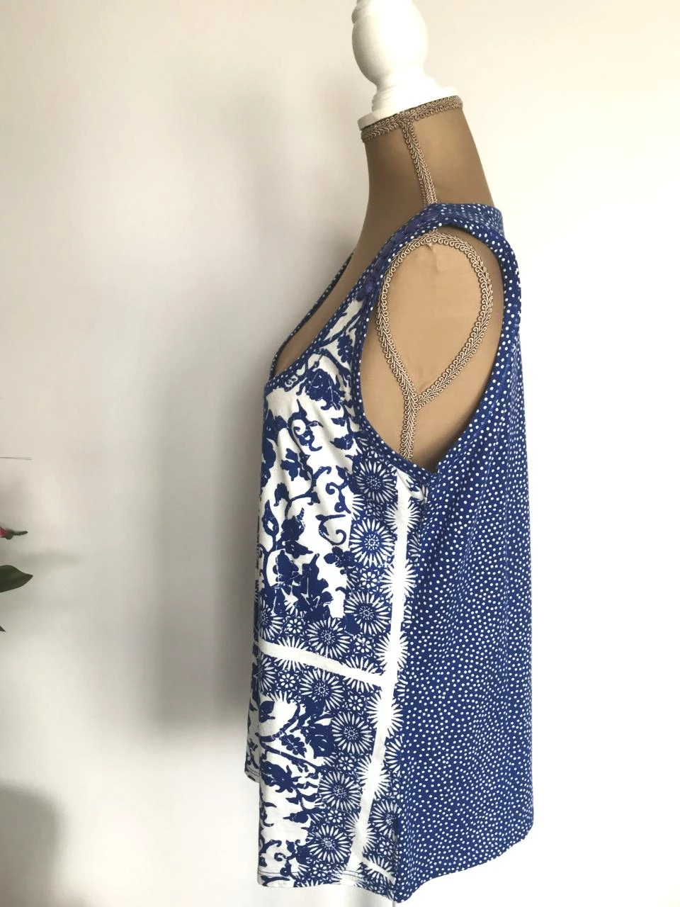 QUI M42 blusa branca azul sem mangas com pérolas . – photo 4
